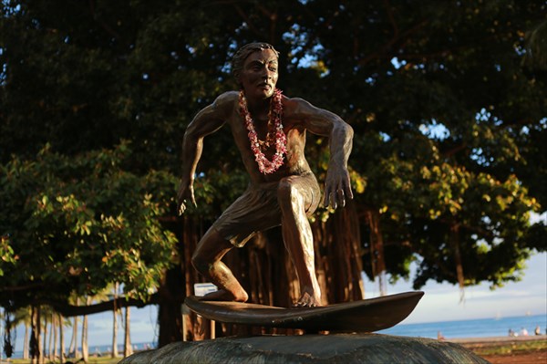 На Гавайях скульптуры серферов можно встретить повсюду